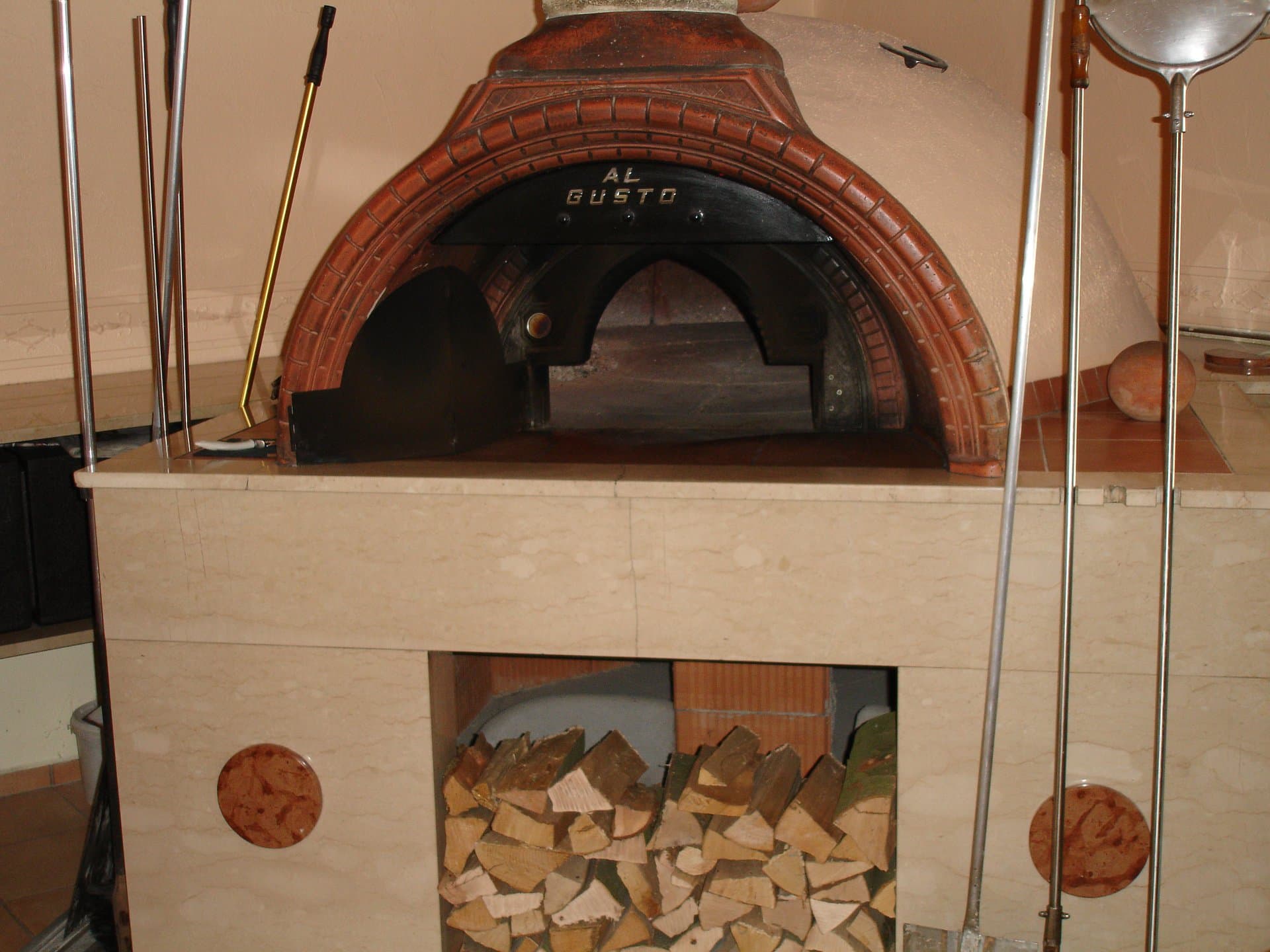 Modernes italienisches Restaurant mit Holzofen